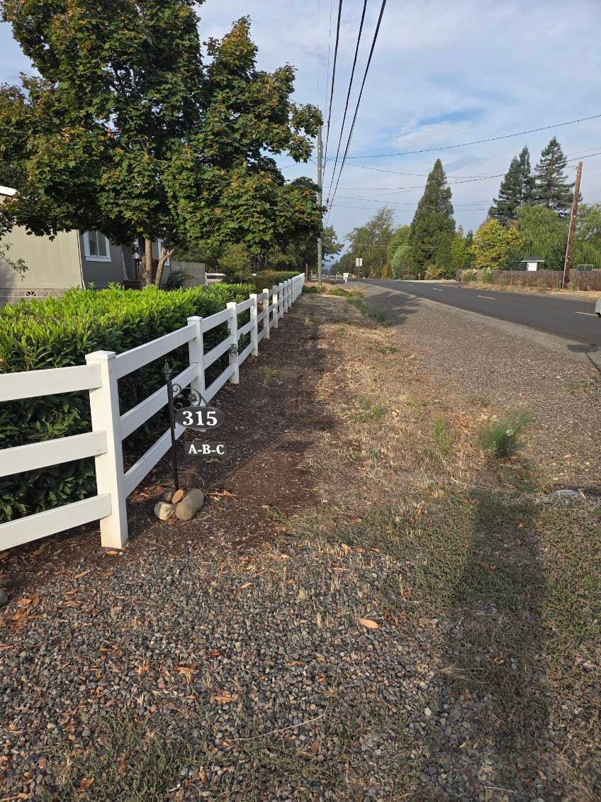 Gallery photos for Expert Yard Makeover with Mulch and Maintenance: Image #2